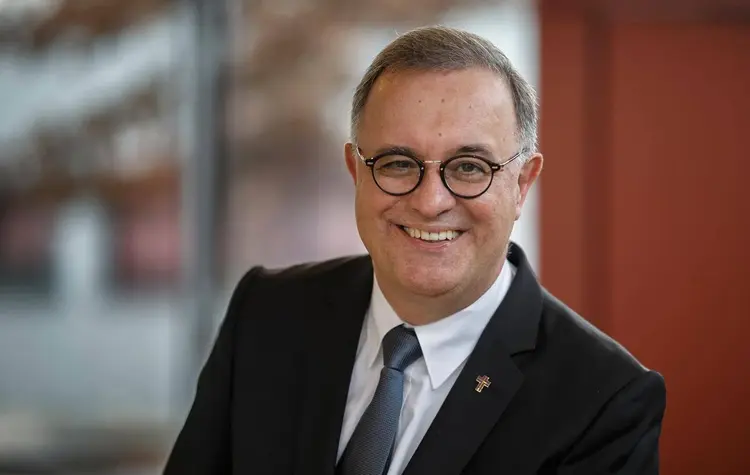 Landesbischof Dr. h. c. Frank Otfried July Landesbischof Dr. h. c. Frank Otfried July freut sich, dass bald wieder Gottesdienste möglich werden - weist aber auch auf die Verantwortung der Gemeinden hin.