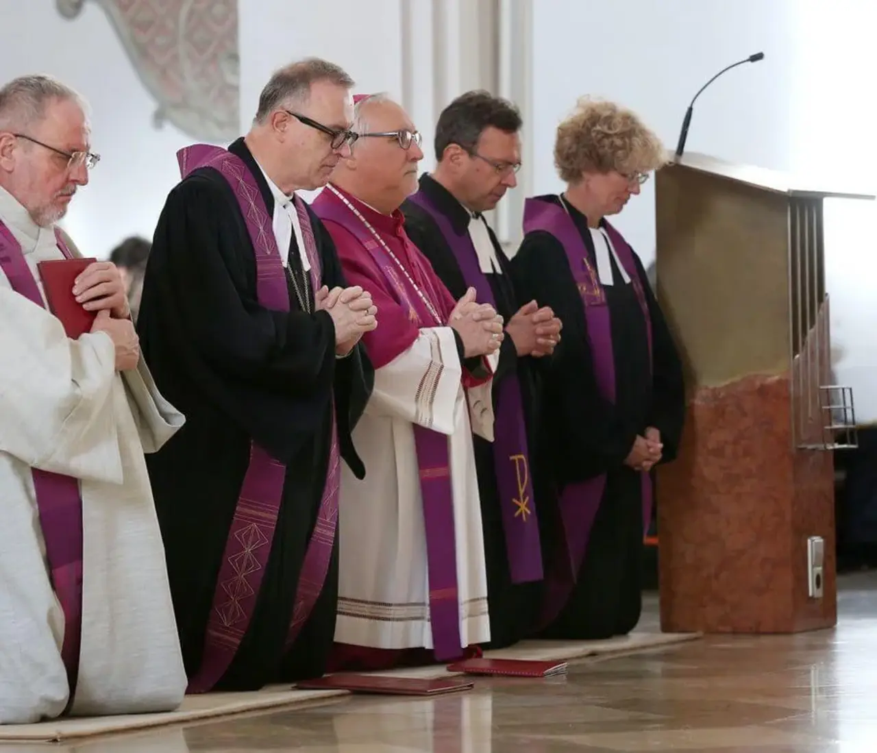 Vlnr: Pfarrer Kaspar Baumgärtner, LB Frank Otfried July, Bischof Gebhard Fürst, Pfarrer Ulrich Heinzelmann und Christiane Kohler-Weiß, Reformationsjubiläumsbeauftragte