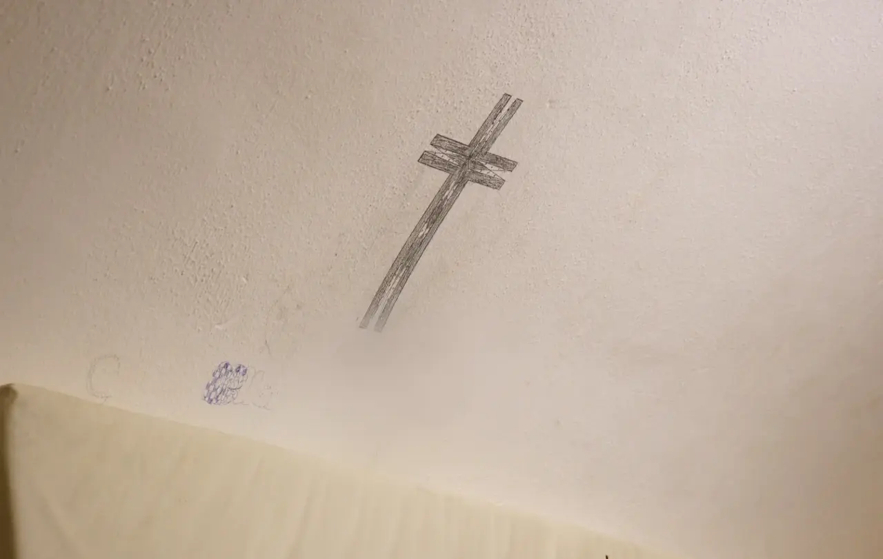 Gezeichnetes Kreuz an Zellenwand in der JVA Heilbronn Bleistiftkreuz an der Gewölbewand einer Zelle der JVA Heilbronn.