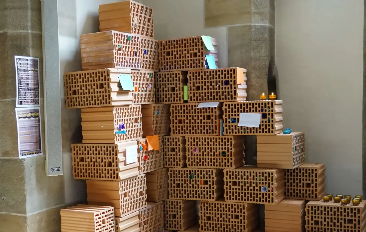 In diese Gebetwand in der Balinger Stadtkirche steckt Pfarrerin Sara Stäbler Gebetsanliegen von Menschen, die sie bei Instagram anschreiben.