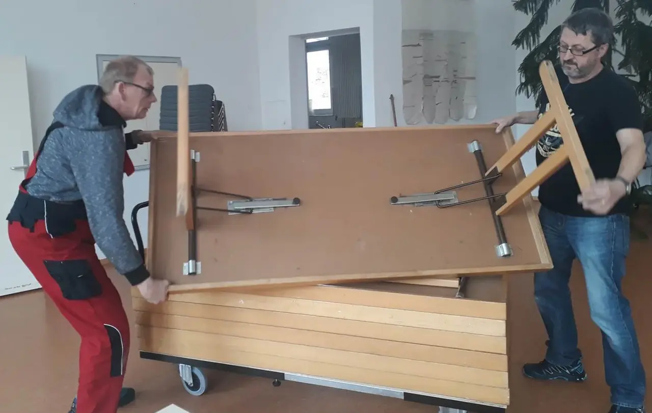 Willi packt an „Wenn ich Robbi helfe, muss er die schweren Tische nicht allein tragen“, sagt Willi.