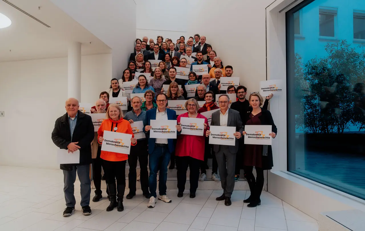Die Evangelische Landeskirche in Württemberg gehört wie die drei anderen großen christlichen Kirchen des Landes zum neu gegründeten "Bündnis für Demokratie und Menschenrechte". Hier ein Bild des Auftakttreffens des Bündnisses vom 25. Januar 2024.