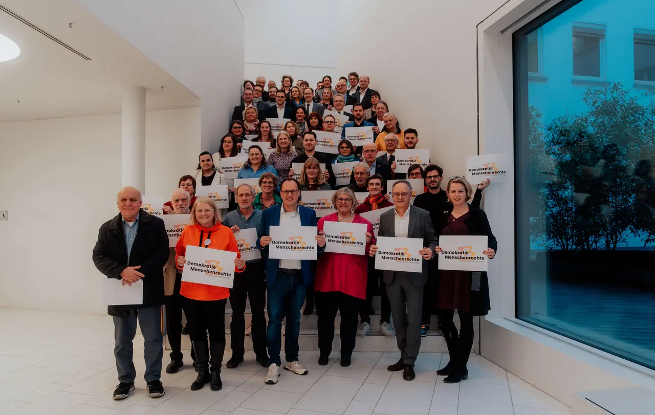 Die Evangelische Landeskirche in Württemberg gehört wie die drei anderen großen christlichen Kirchen des Landes zum neu gegründeten "Bündnis für Demokratie und Menschenrechte". Hier ein Bild des Auftakttreffens des Bündnisses vom 25. Januar 2024.