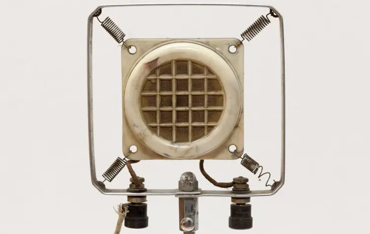 Ein frühes Mikrofon.