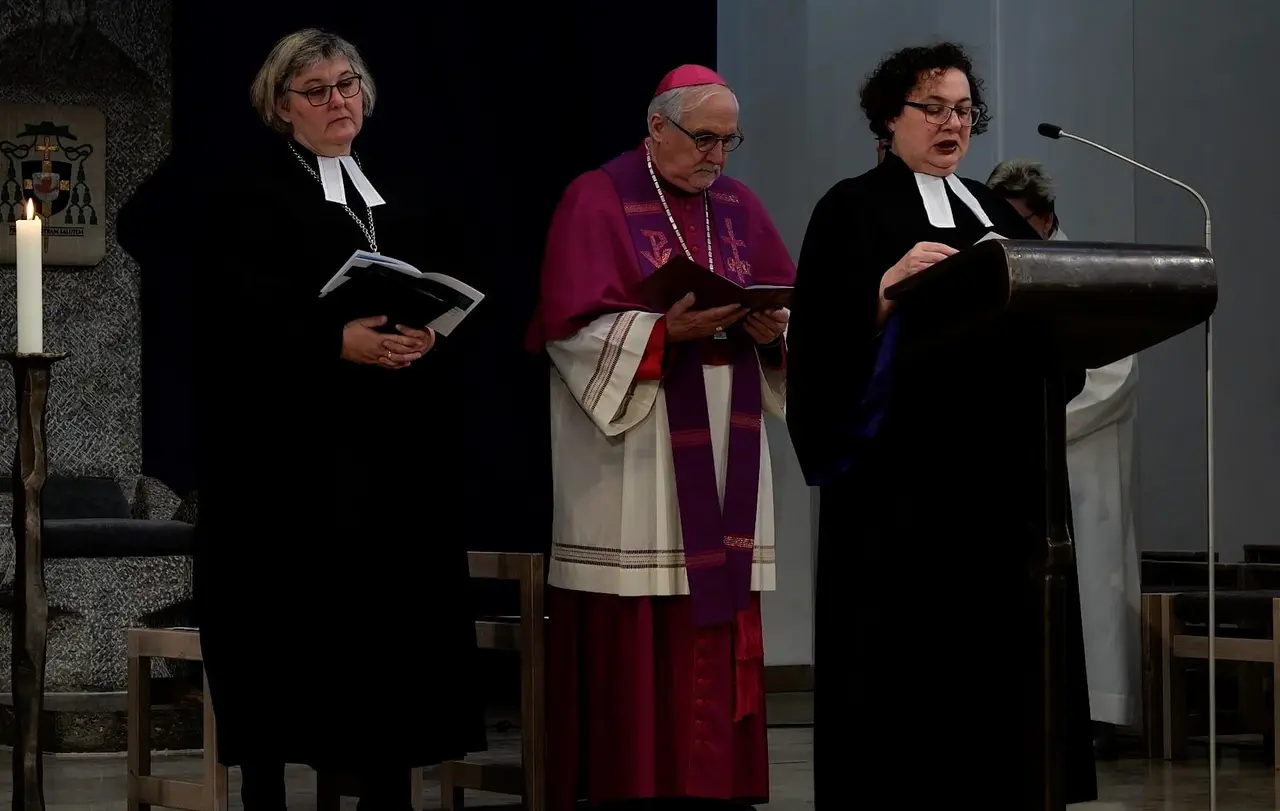 Landesbischöfin Prof. Dr. Heike Springhart (Evangelische Landeskirche in Baden) (von links), Bischof Dr. Gebhard Fürst (Diözese Rottenburg-Stuttgart) und Silke Stürmer beim ökumenischen Gedenkgottesdienst, in dem an die Deportation vieler Sinti und Roma nach Auschwitz vor 80 Jahren am 15. März 2023 in der Kirche St. Eberhardt in Stuttgart erinnert wurde.