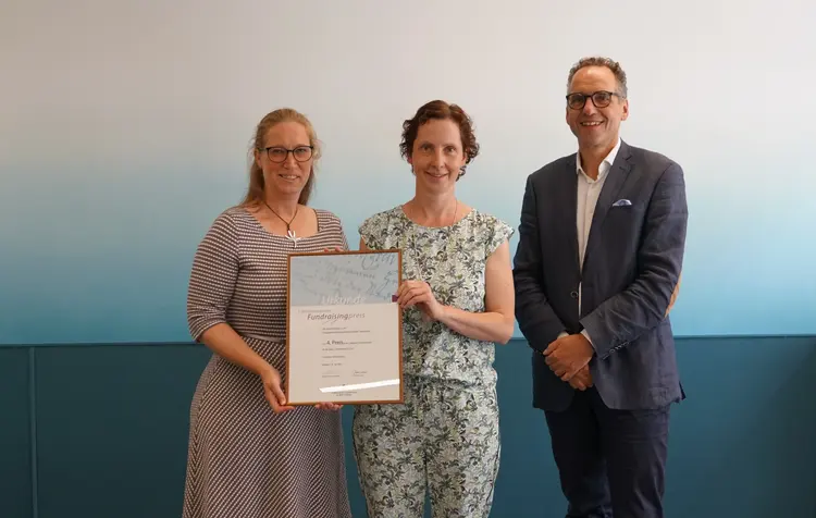 Stefanie Rommel und Annedore Hohensteiner (Donnstetten-Westerheim) sowie Frank Zeithammer (Ev. Gemeindeblatt für Württemberg) in Vertretung von Julian Feil (feil fundraising)