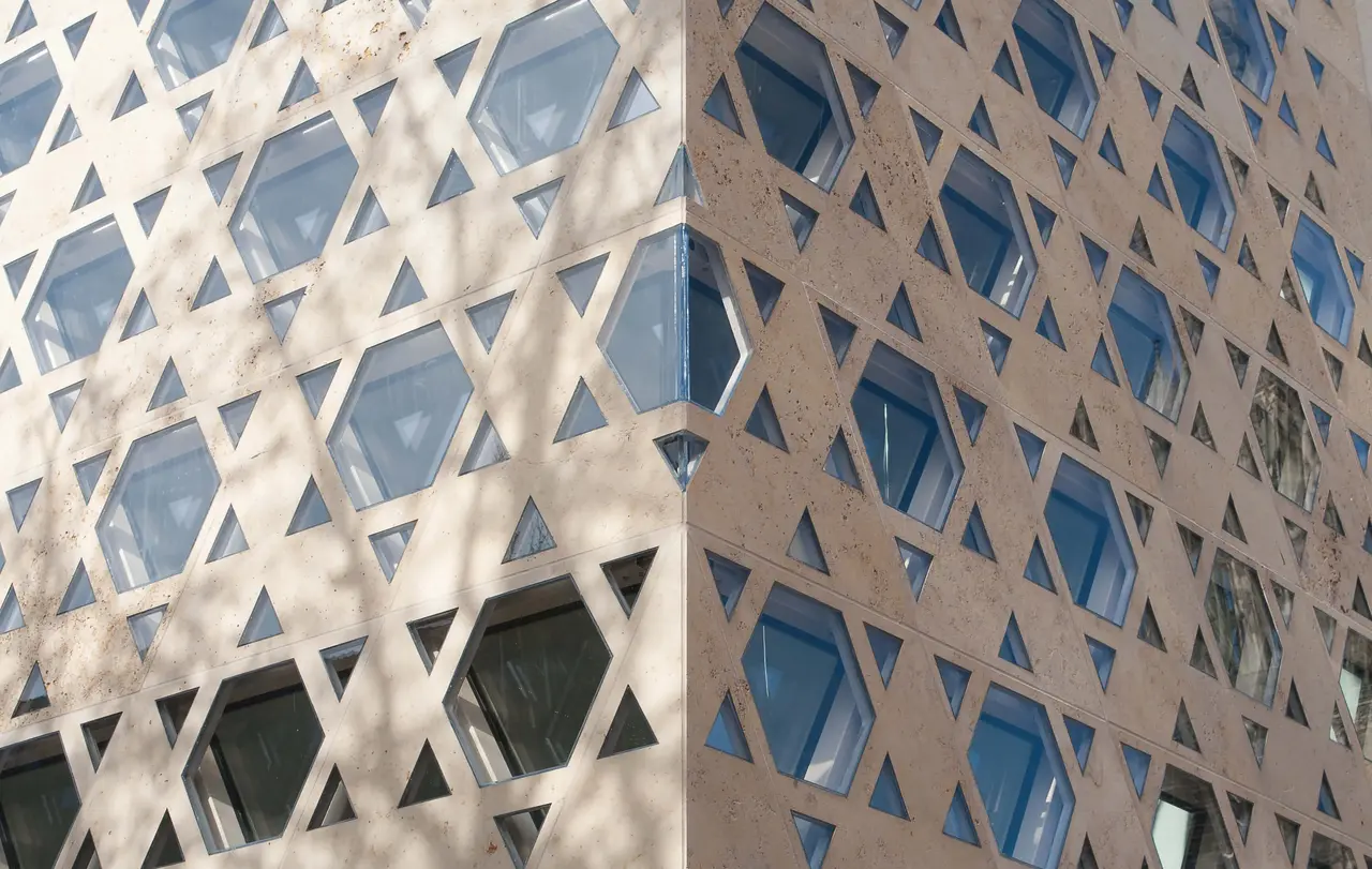 Das Jerusalemfenster der Ulmer Synagoge. 2017 war die Synagogen-Fassade durch Tritte beschädigt worden.