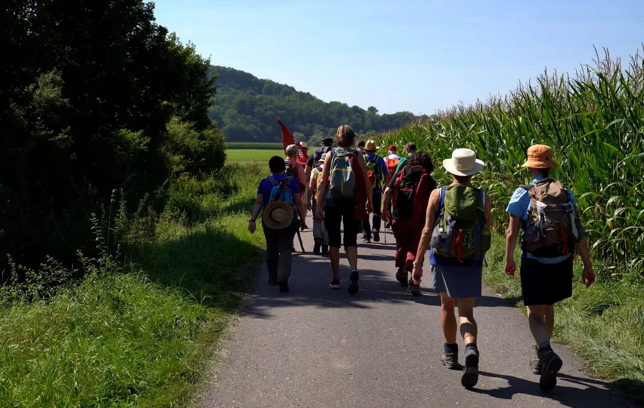 Die vier großen Kirchen in Baden-Württemberg laden zum Pilgern ein.