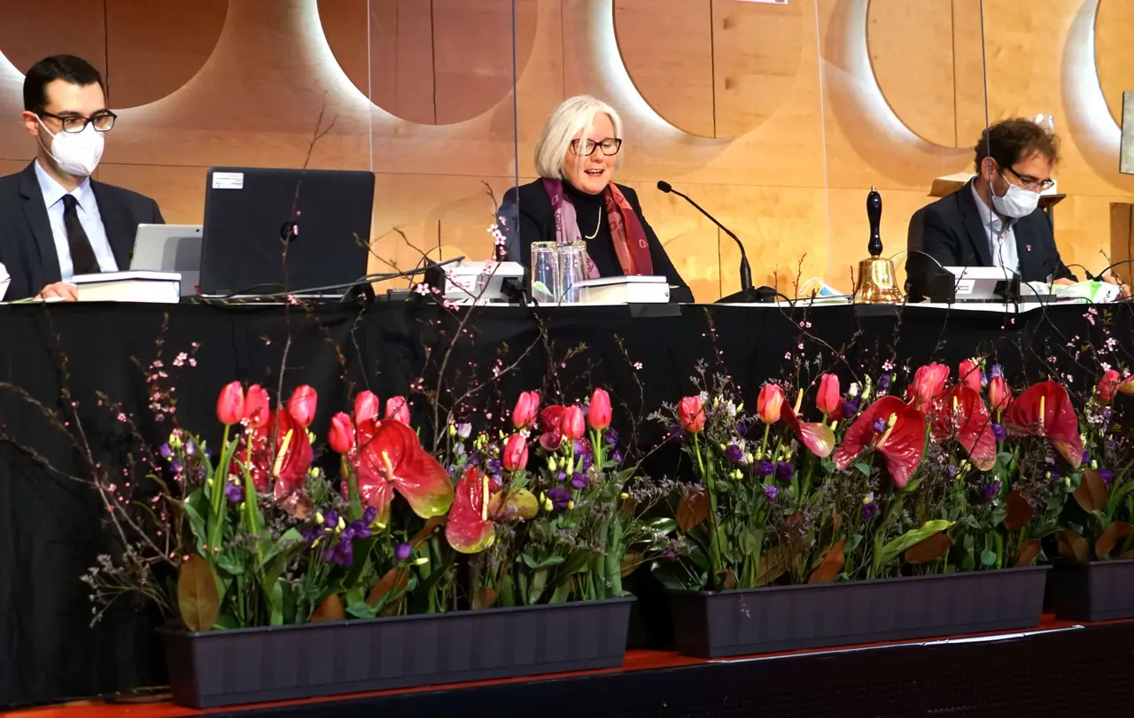 Sabine Foth, Präsidentin der Landessynode, leitete am Morgen durch die zweite Lesung der Gesetze, die am Vortag in erster Lesung beschlossen worden waren.