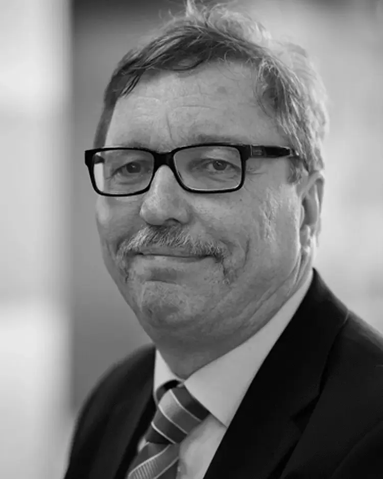 Erwin Hartmann, Dezernent für Arbeitsrecht im evangelischen Oberkirchenrat, ist am 24. August im Alter von 63 Jahren gestorben.