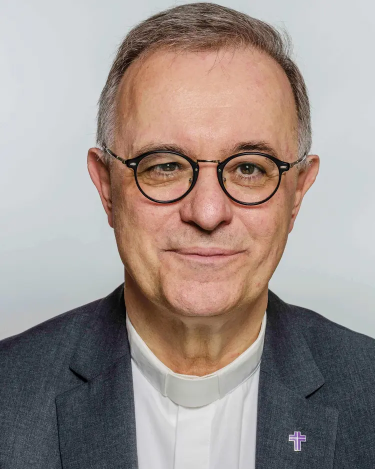 Landesbischof Dr. h. c. Frank Otfried July hebt die Bedeutung der Kirchenverfassung hevor.