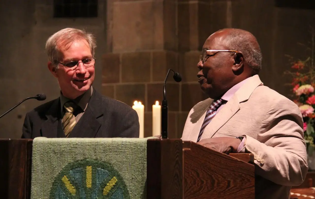 Pastor Dr. h.c. Samuel Yameogo referierte auf Französisch, Dekan Dr. Bernd Liebendörfer übersetzte.