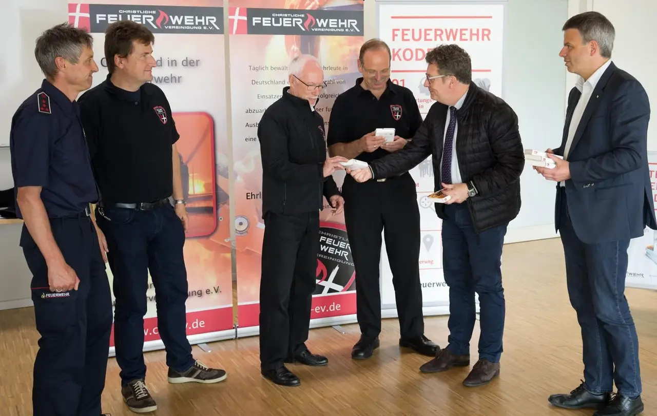 Übergabe der "Feuerwehrbibel" - Pressefoto Übergabe der "Feuerwehrbibel": v. l. n. r. Stefan Hafner, Andreas Hörmann, Manfred Rode und Bernd Kramp von der Christlichen Feuerwehr Vereinigung (CFV); Kirchenrat Dan Peter, Vorsitzender des Lenkungskreises Ideenwettbewerb „Kirche macht was…“ und Volker Mehnert von der Deutschen Bibelgesellschaft