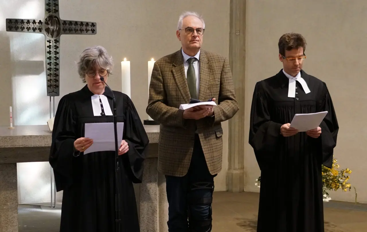 Fürbitten für die Opfer des rechtsextremistischen Terrors - und auch für die Täter: Prälatin Gabriele Arnold, Dekan Eckart Schultz-Berg und Stiftskirchenpfarrer Matthias Vosseler während des Mittagsgebets in der Stiftskirche.