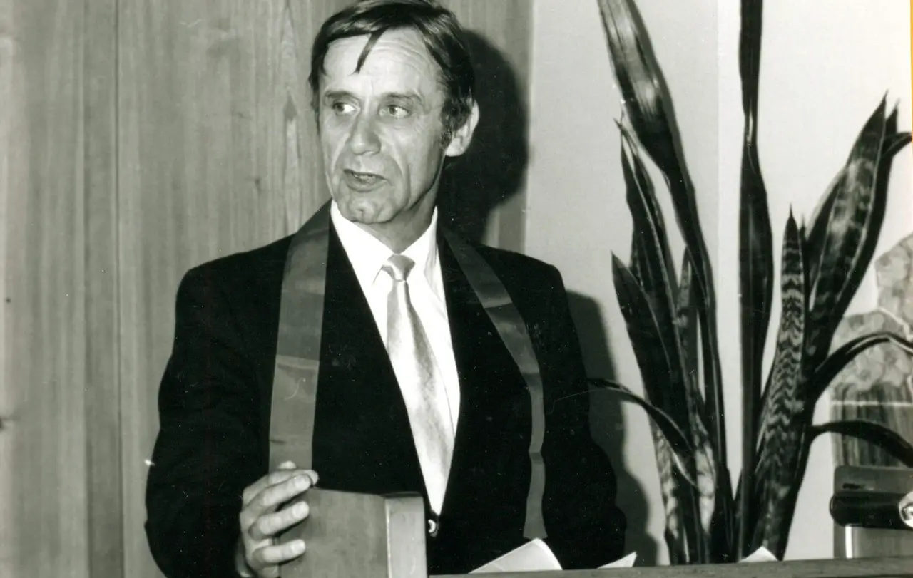 Der frühere Leiter der Akademie Bad Boll, Dr. Günther Metzger, ist vor einigen Tagen im Alter 92 Jahren gestorben. Das Archivfoto zeigt in bei der Investitur.