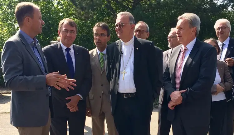 Roland Herzog (ganz links), stellvertretender Leiter der Landeserstaufnahmestelle in Ellwangen, führt Landesbischof July (4. von links) und Diakonie-Chef Dieter Kaufmann (2. von links) durch die LEA.