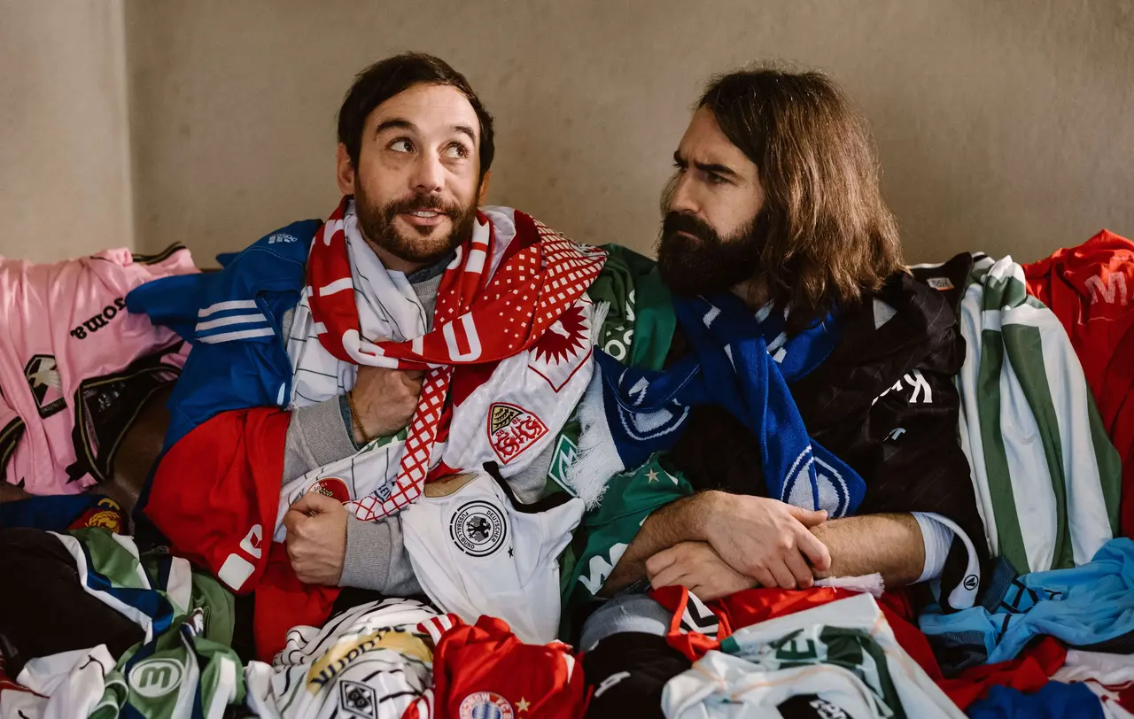 Bei WUMMS macht Jakob Leube (links) mit Freddy Radeke Sportsatire. WUMMS wird produziert von funk, ein Gemeinschaftsangebot von ARD und ZDF.