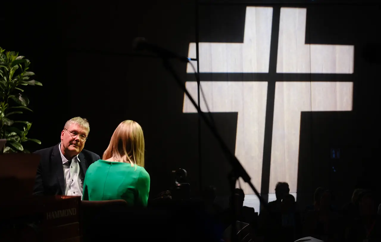 Innovationstag der Landeskirche - - Dr. Klaus Douglass, Direktor der Evangelischen Arbeitsstelle für missionarische Kirchenentwicklung und diakonische Profilbildung midi Dr. Klaus Douglass im Gespräch auf der Bühne des Innovationstags