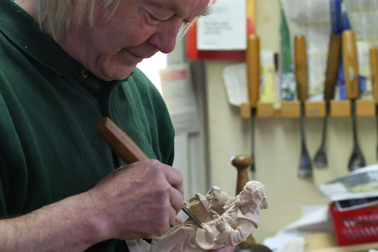Die Figur in Baurs Hand kam bereits vorgefräst zu ihm in die Werkstatt. Jetzt wird sie komplett überschnitzt.