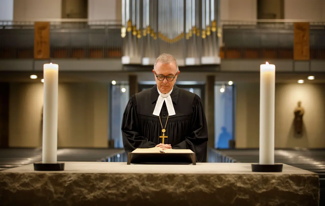Landesbischof Dr. h. c. Frank Otfried July appelliert im Namen der Landeskirche an alle Kirchen, sich um den Frieden zu bemühen.