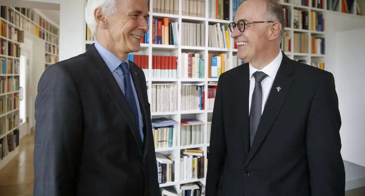 Landesbischof Prof. Dr. Jochen Cornelius-Bundschuh aus Baden zusammen mit Landesbischof Dr. h. c. Frank Otfried July bei einem Treffen in Stuttgart.