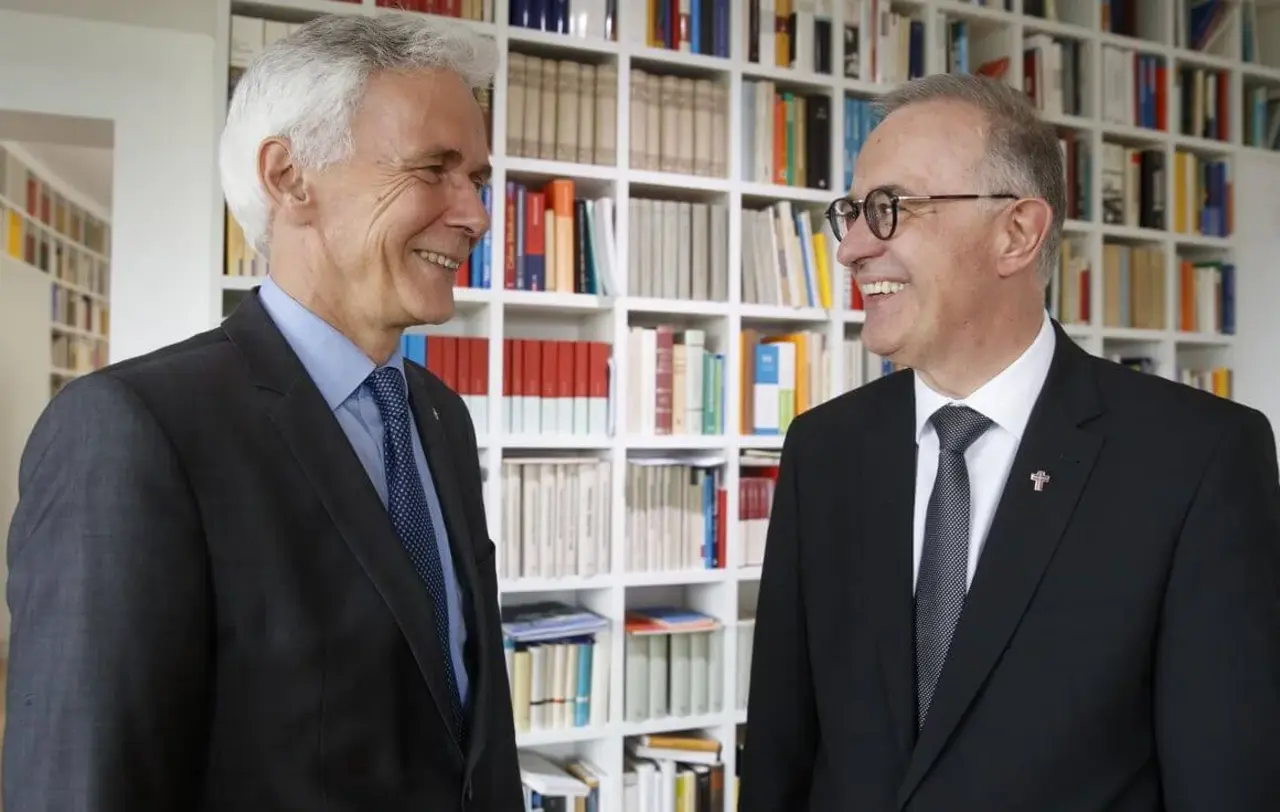 Landesbischof Prof. Dr. Jochen Cornelius-Bundschuh aus Baden zusammen mit Landesbischof Dr. h. c. Frank Otfried July bei einem Treffen in Stuttgart.