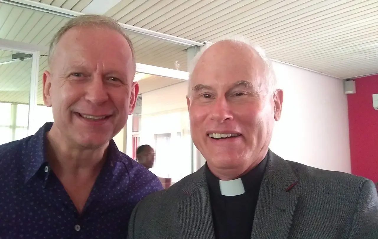 Pfarrer Riley Edwards-Raudonat (r.) mit dem damaligen deutschen Generalkonsul Ingo Herbert nach einem Gottesdienst in Lagos im April vergangenen Jahres.