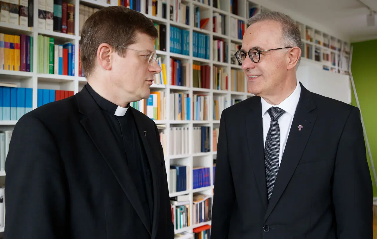 Im Gespräch: Landesbischof Dr. h. c. Frank Otfried July mit Erzbischof Stephan Burger vom Erzbistum Freiburg. Zum Weltflüchtlingstag weisen sie auf die Nöte geflüchteter Menschen hin.