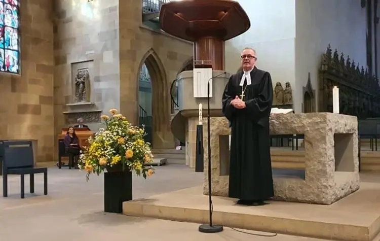 Nach wochenlanger Pause hat Landesbischof Dr. h. c. Frank Otfried July wieder in einem Präsenzgottesdienst vor mehreren Dutzend Gläubigen gepredigt. Noch beim Ostergottesdienst konnten die Zuhörer das Geschehen nur über Fernsehen und Internet verfolgen.