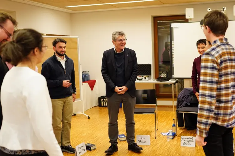 Landesbischof Ernst-Wilhelm Gohl beim Besuch in Bad Urach