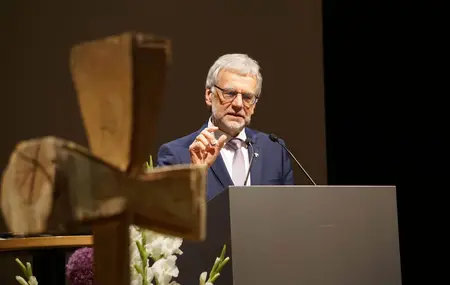 Prälat Mack sagt Adieu bei seiner letzten Synodaltagung bei der Sommersynode 2016 im Hospitalhof.