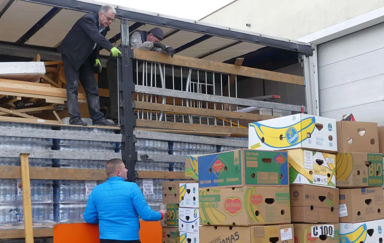 Die Beladung eines Transports bedarf genauer Planung und vieler Helfer.