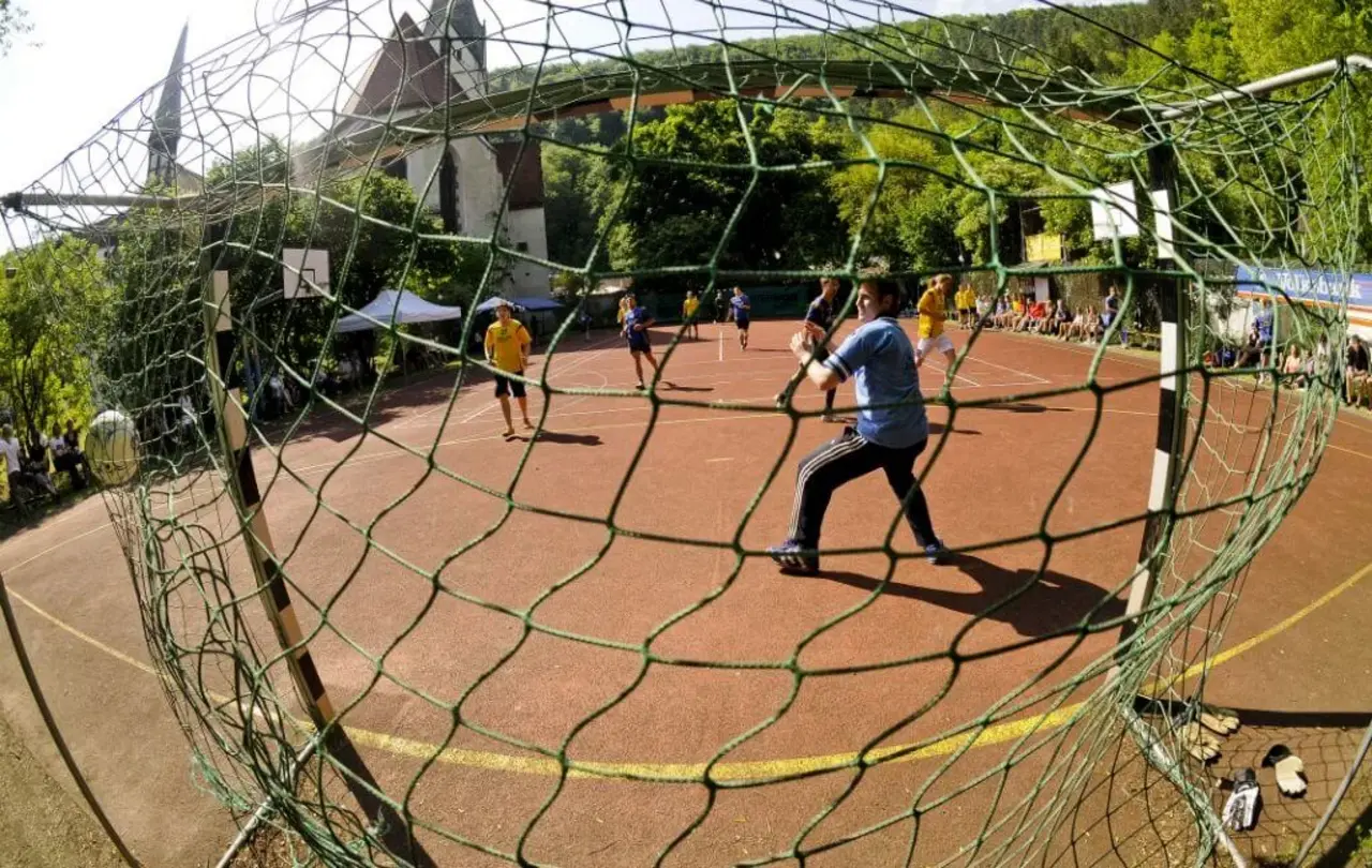 Ort des Geschehens ist der Hartplatz unterm Klosterturm im Blaubeurer Klosterhof.