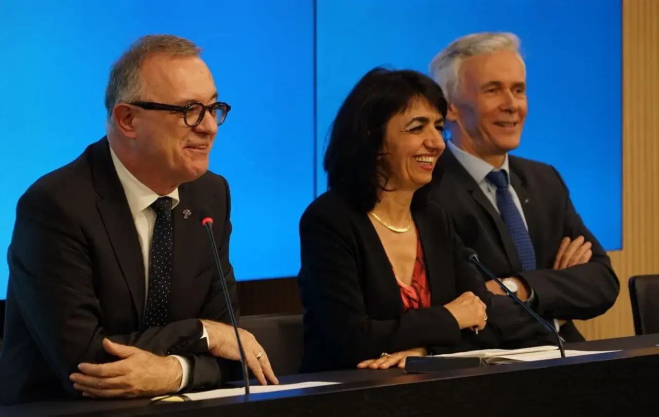 Landespressekonferenz in Stuttgart Landesbischof Frank Otfried July (Württemberg), Landtagspräsidentin Muhterem Aras und Landesbischof Jochen Cornelius-Bundschuh (Baden) in der Landespressekonferenz (vlnr)
