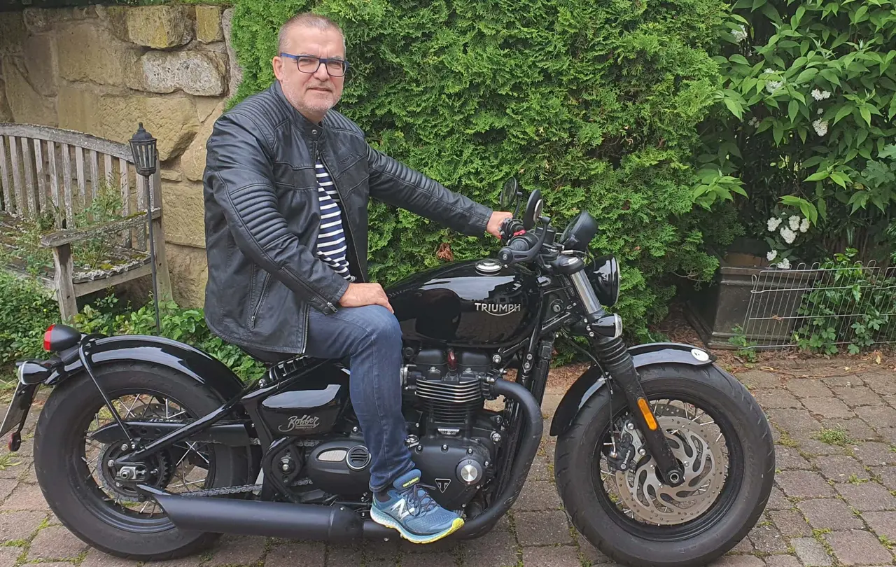 Der Bildungsdezernent der württembergischen Landeskirche, Oberkirchenrat Dr. Norbert Lurz, cruist an warmen Sommertagen gerne selbst gemütlich auf seiner Triumph Bobber Bonneville 1200 durch schöne Ortschaften und die Natur.