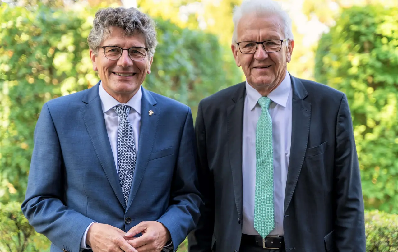 Landesbischof Ernst-Wilhelm Gohl und Ministerpräsident Winfried Kretschmann beim Antrittsbesuch im Staatsministerium. Bild: Staatsministerium Baden-Württemberg