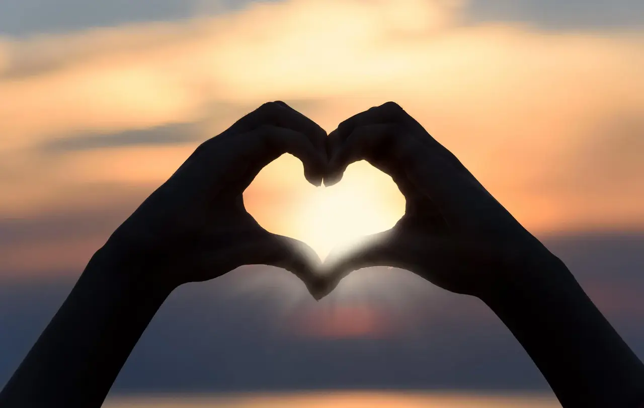 Viele Kirchengemeinden bieten zum Valentinstag Gottesdienste oder Segnungen an.