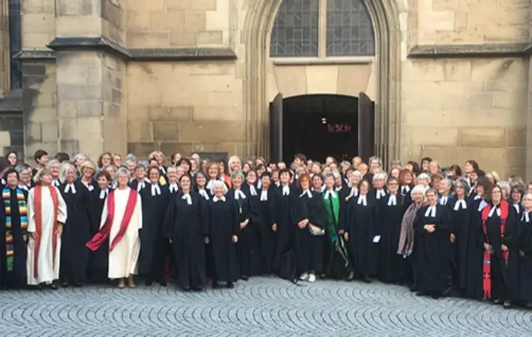 50 Jahre Frauenordination in Württemberg Ein Grund zum Feiern: 50 Jahre Frauenordination. Hier nach dem Festgottesdienst in der Stuttgarter Stiftskirche