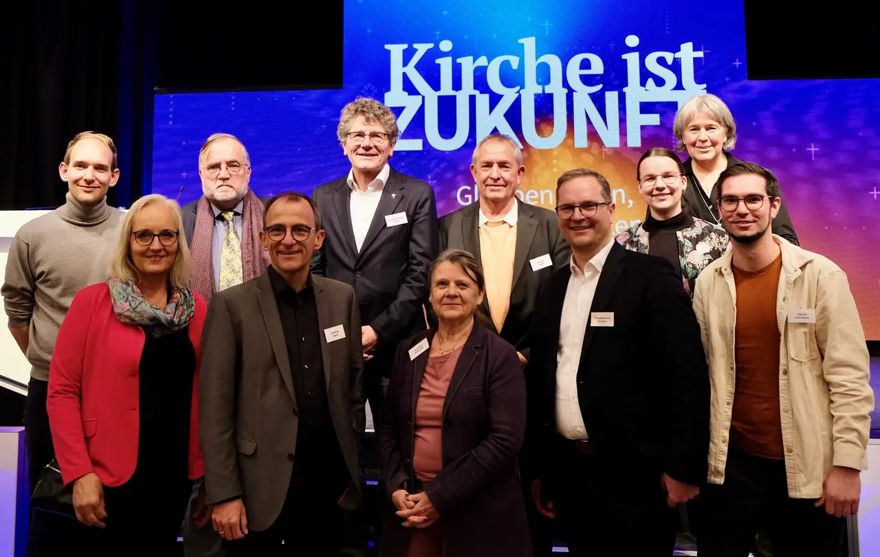 Die EKD-Synodalen der württembergischen Landeskirche mit Besuch, jeweils von links nach rechts. Hinten: Maik-Andres Schwarz, Prof. Dr. J. Thomas Hörnig, Landesbischof Ernst-Wilhelm Gohl, Peter Reif, Leonie Baisch (württ. Stellvertreterin eines Synodalen der Evangelisch-Lutherischen Kirche in Bayern), Andrea Bleher.
Vorne: Yasna Crüsemann, Steffen Kern, Annette Sawade, Dr. Friedemann Kuttler, David Lehmann.