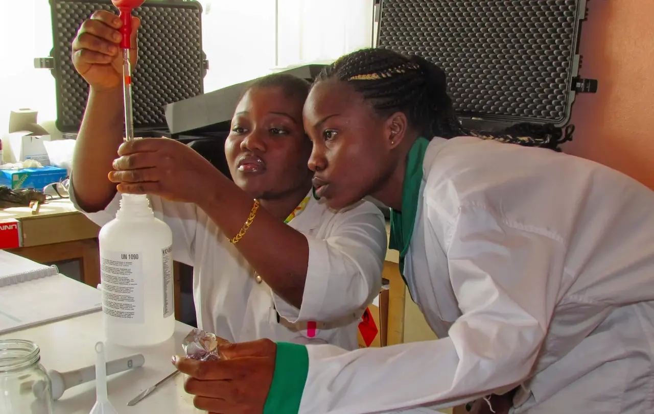 Im Minilabor testen Mitarbeiterinnen Medikamente auf ihre Wirksamkeit.