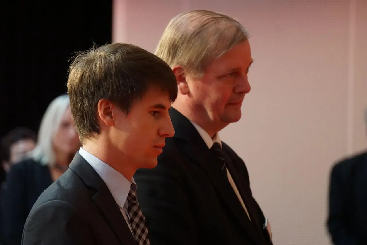 Simon Hensel (links) rückt in die Synode nach, nachdem Isabell Schick ihr Mandat niedergelegt hat. Prof. Dr. Jürgen Kampmann (rechts) wurde bereits im Oktober zum Vertreter der Evangelisch- Theologischen Fakultät gewählt.