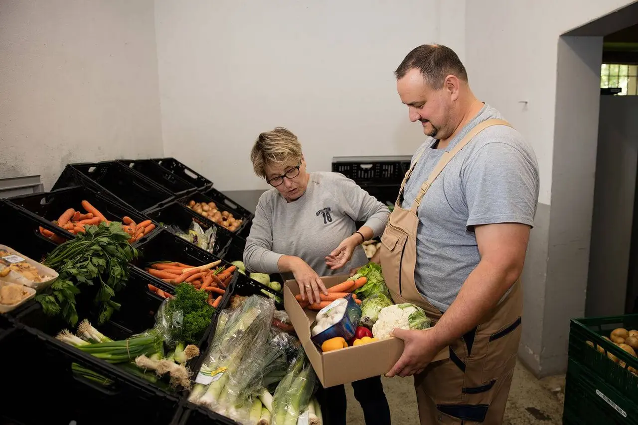 Im Tafelladen bekommen die Menschen ihren Wocheneinkauf für wenig Geld.