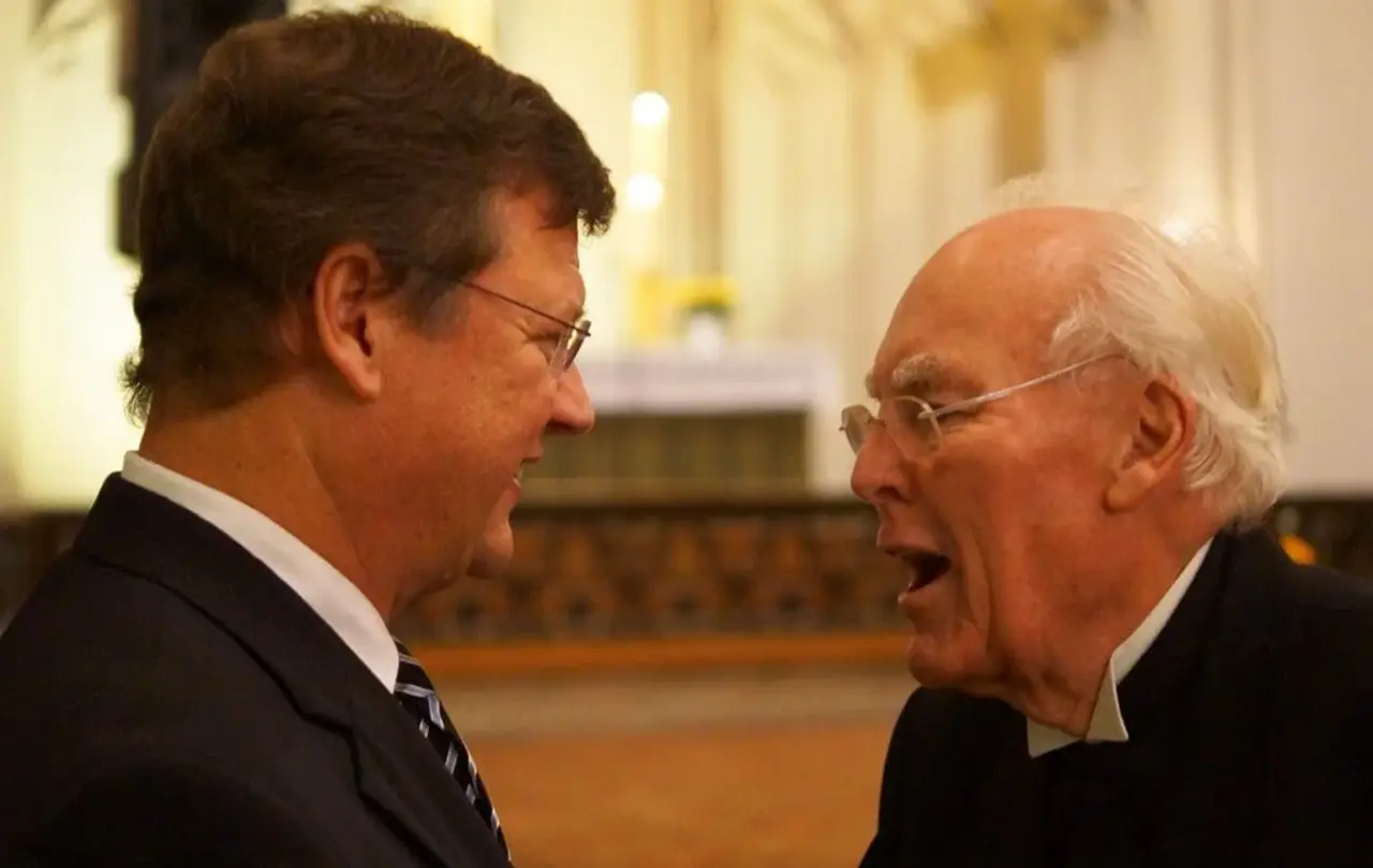 Ein Bild aus dem Jahr 2014: Der frühere Greifswalder Bischof Horst Gienke (r.) gratuliert dem pommerschen Bischof Hans Jürgen Abromeit zum 60. Geburtstag.