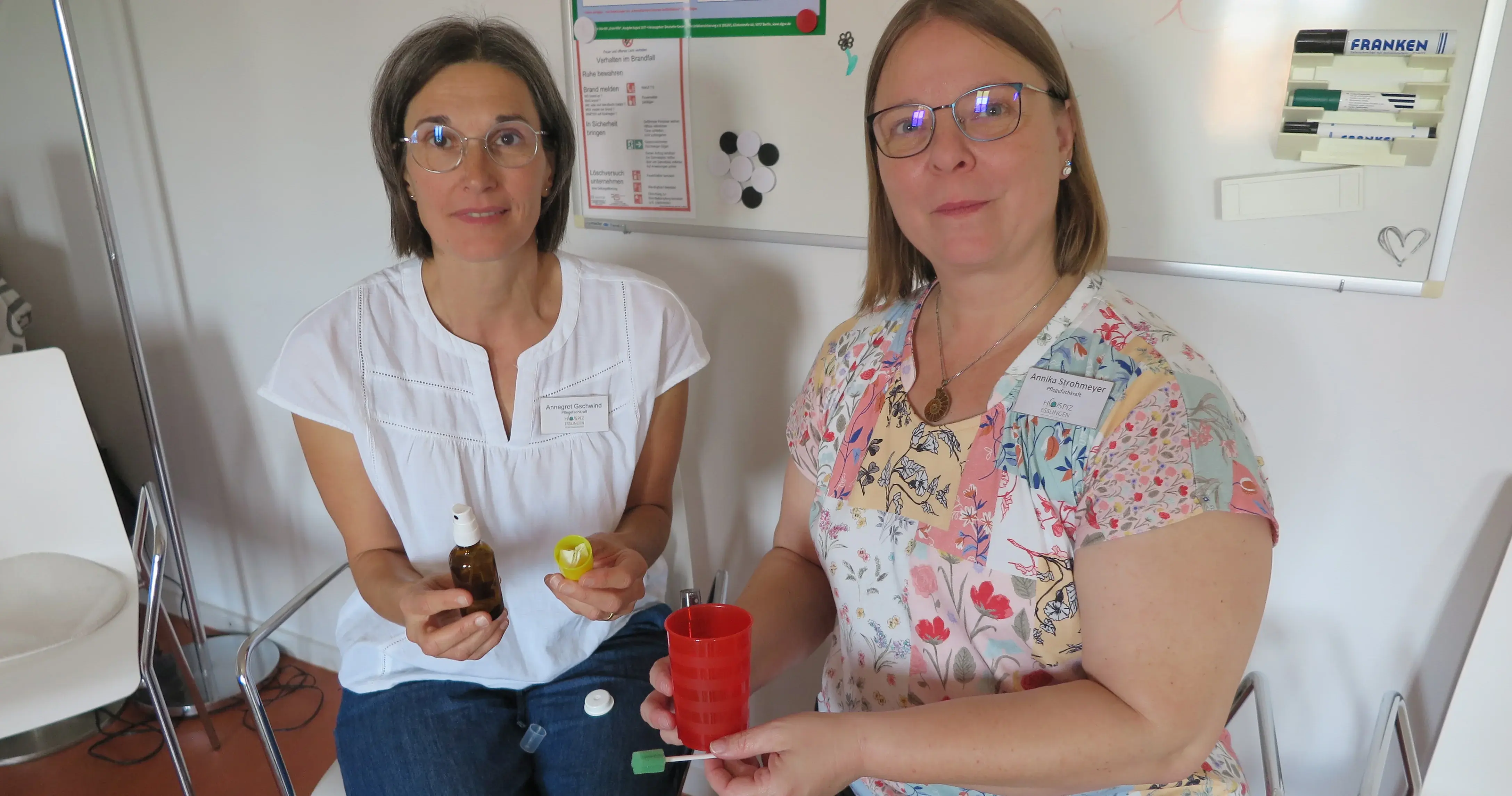 Die beiden Kursleiterinnen Annegret Gschwind (l.) und Annika Strohmeyer mit einigen Hilfsmitteln, die sie im Kurs erklären.