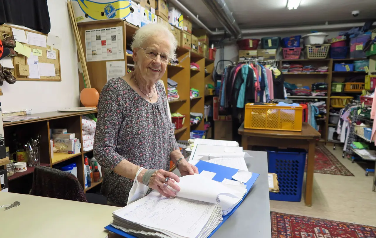 Hilde Beck in der Kleiderkammer in der Esslinger Rennstraße. Damit es gerecht zugeht, wird über die Ausgabe der Waren genau Buch geführt.