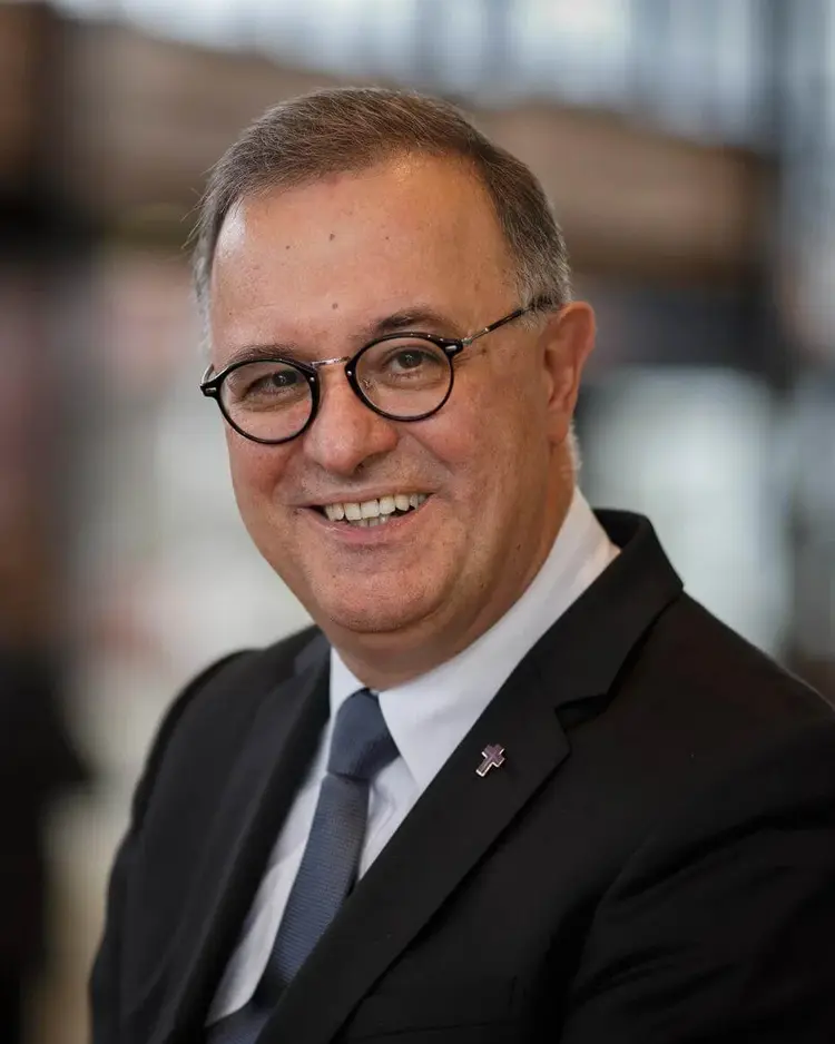 Landesbischof Dr. h. c. Frank Otfried July Seit 1. September 2005 ist Frank Otfried July Landesbischof der Evangelischen Landeskirche in Württemberg.