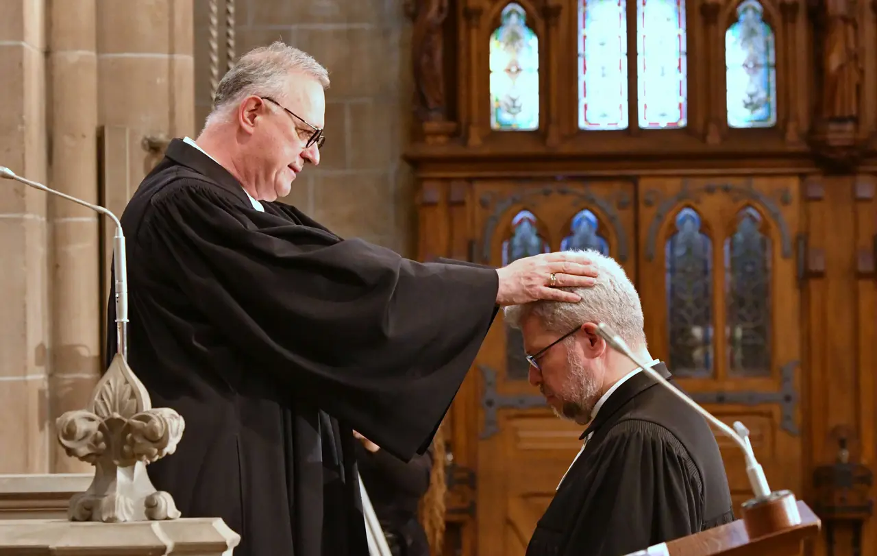 Landesbischof Dr. h. c. Frank Otfried July und Prälat Markus Schoch bei der Einsegnung.