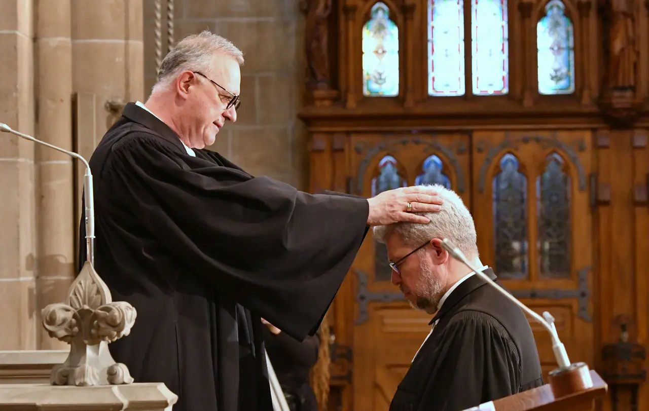 Landesbischof Dr. h. c. Frank Otfried July und Prälat Markus Schoch bei der Einsegnung.