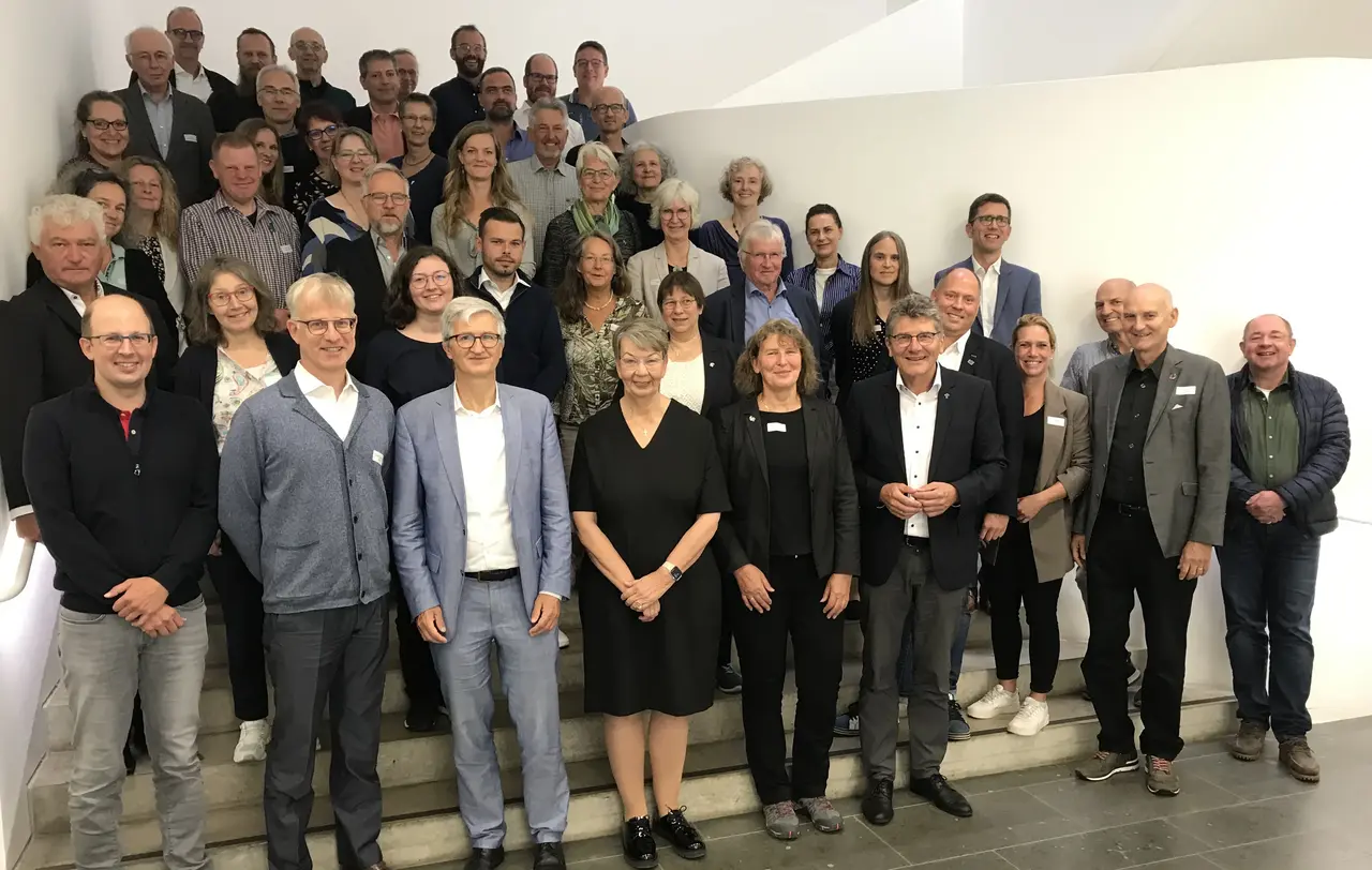 Die Teilnehmerinnen und Teilnehmer. In der ersten Reihe vlnr: Dr. Oliver Foltin, Carel Mohn, Prof. Dr. Markus Vogt, Landesbischöfin Kristina Kühnbaum-Schmidt (Nordkirche), Siglinde Hinderer, Landesbischof Ernst-Wilhelm Gohl (Württemberg)