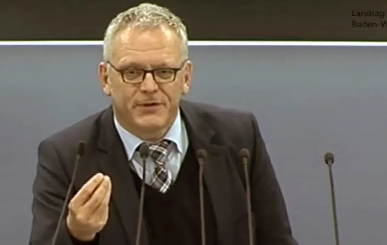 Der Politikwissenschaftler Professor Dr. Ulrich Eith von der Universität Freiburg - hier bei einem Impulsvortrag vor dem baden-württembergischen Landtag.